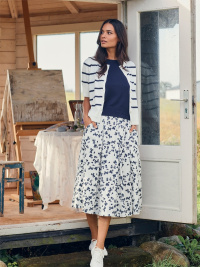 En otroligt vacker design p� denna marinvita kjol