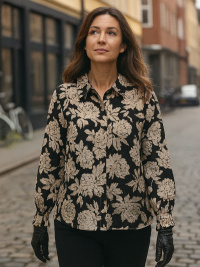 Underbart vacker blus med svart bottenfrg