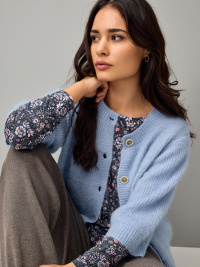 Kofta, mjuk som angora, ljusbl�. V�rens favoritf�rg!